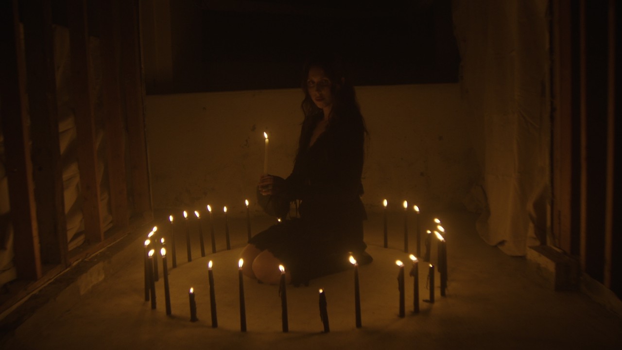 Chelsea Wolfe rodeada de velas en el vídeo oficial de Cold