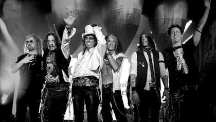 Hollywood Vampires saludando al público en el escenario de Montreux