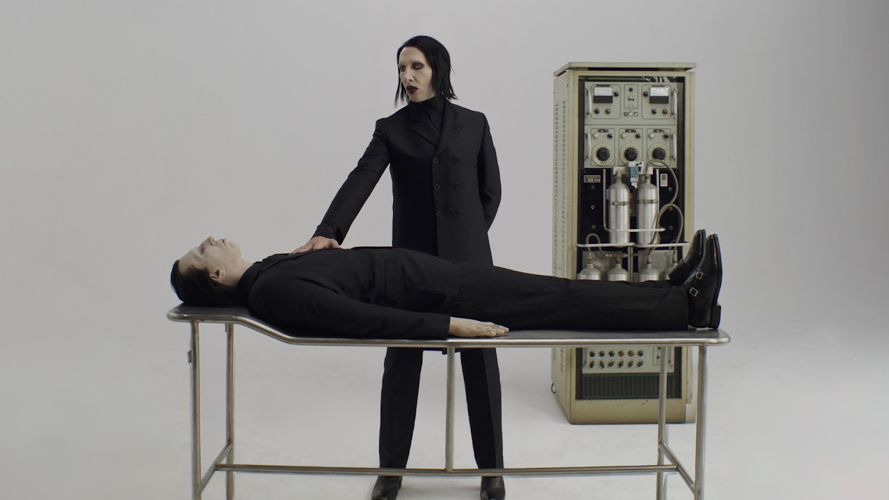 Marilyn Manson junto a una camilla y equipo médico en el vídeo Front Toward Enemy