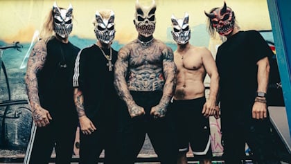 Slaughter to Prevail posando con sus máscaras características